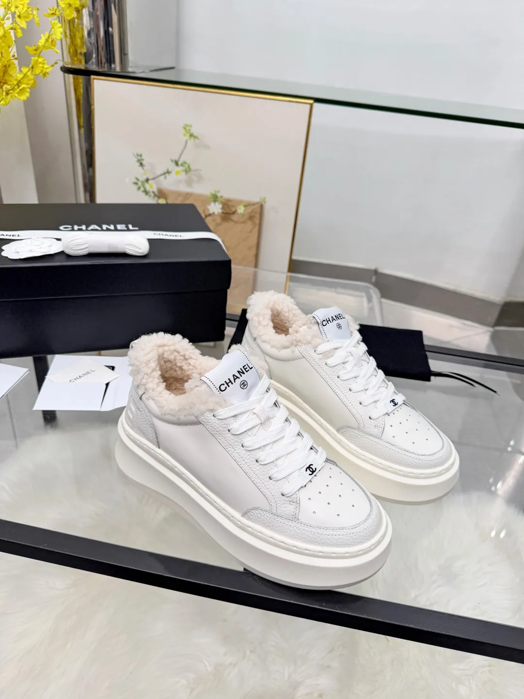 👟👟Ex-factory price 500👟👟 CHANEL 25C new autumn and winter sports shoes official website is available at the same time ❤️ Out of stock at counters. Major bloggers are recommending new styles on social days. This season’s new styles are simply eye-catching and look great on the feet. The casual casual sports style is cool and natural, interpreting Chanel’s fashionable femininity. The overall customization makes all sports shoes on the market at that time obsolete. This series is now available for sale! The upper is made of custom imported pebbled calf leather ➕ custom frosted calf leather. The lining is made of original one-to-one professionally customized mesh. Hardware accessories. Original full set of molds (not common in the market). Original custom molded TPU combination outsole. Height 4 cm. Women's size 35-40.